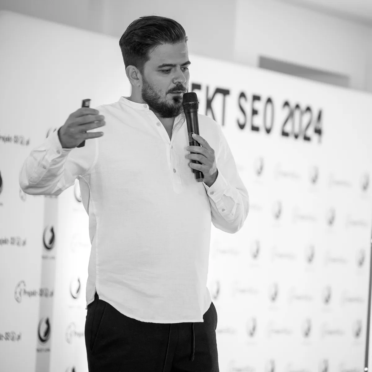 Mateusz Rzetecki podczas wystąpienia na Projekt SEO 2024