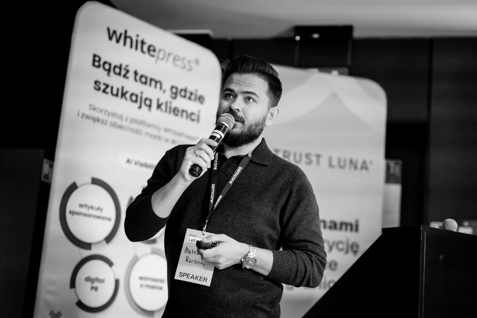 Mateusz Rzetecki na scenie Semcore 2026, w tle baner WhitePress