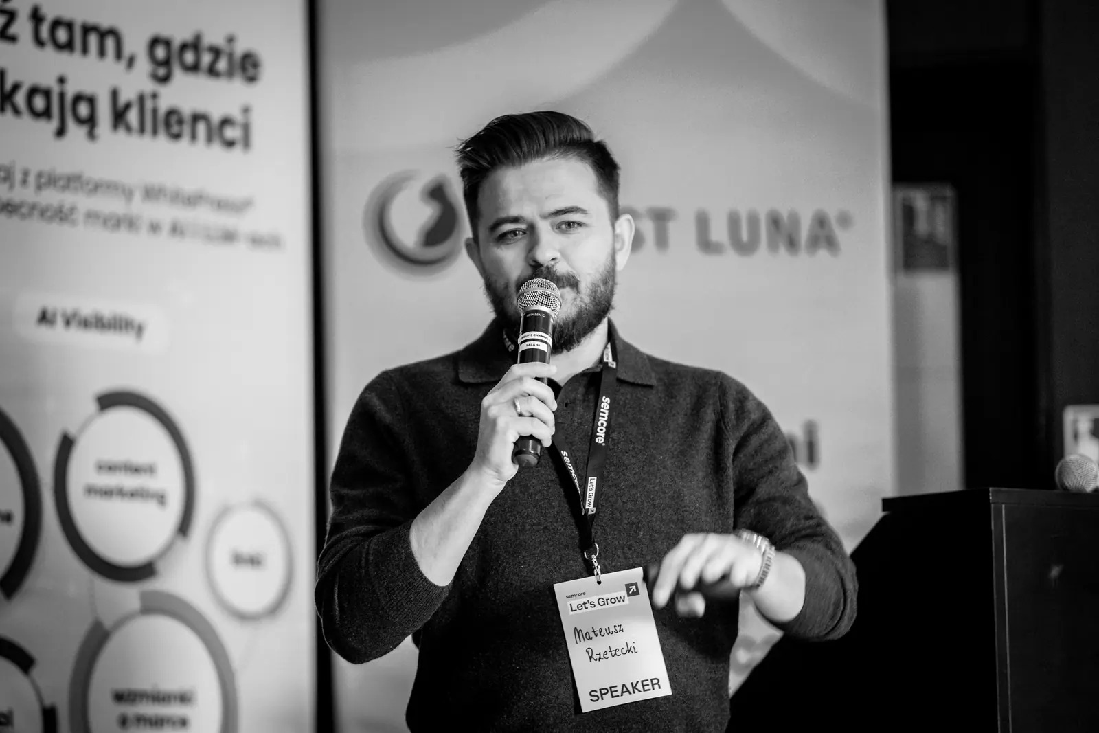 Mateusz Rzetecki z mikrofonem podczas wystąpienia na Semcore 2026